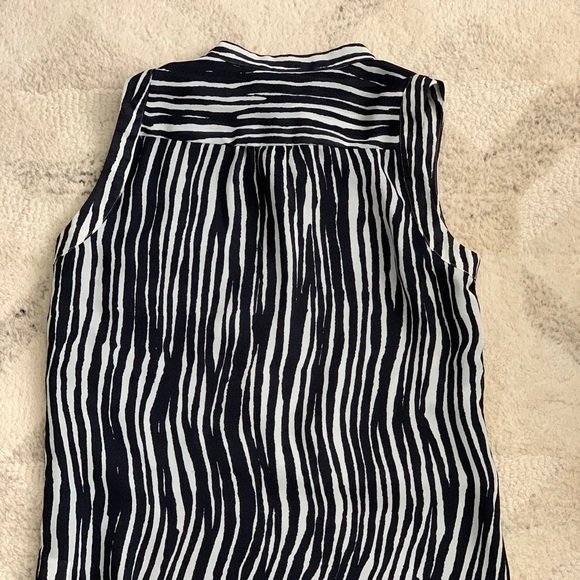 Banana Republic Black and White Tunic Blouse - Picture 6 of 6